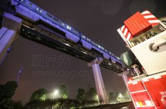 轻轨深夜突发“故障”  乘客被困半空中