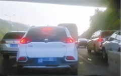 上班高峰期 重庆一小车边开边撒纸钱