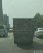 车主为省钱不洗车  车牌号被污渍覆盖