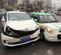 男子“正常”驾驶共享汽车被撞飞  却被告知全责