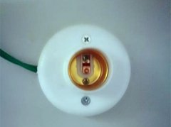 公厕灯泡不翼而飞  灯座裸露很危险