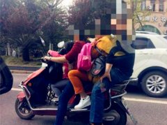 危险！女司机开电动车“一拖三”上路