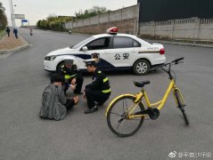 女子骑车准备横穿路口 被行驶来的汽车吓得摔倒在地