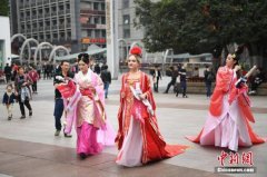 重庆街头美女着古装闹市玩“穿越”