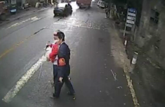 公交好司机路遇盲人  停车1分钟扶老人过马路