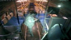 男子乘坐公交车弄丢手包 司机拾到完璧归赵