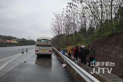 客车高速发生故障  驾驶员一件事没做好被记三分罚200元