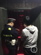 5名年轻男女玩密室逃脱 争着进一口棺材受伤