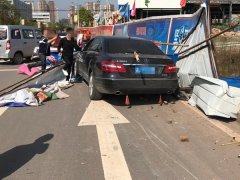 豪车车窗遭钢管刺穿  两男子冲着驾驶室拍照