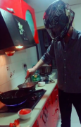 不想油烫到脸  小伙戴头盔炒菜做饭