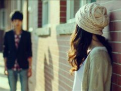 痴情女子用自虐来挽留旧爱  前男友却与别的女子纠缠不清