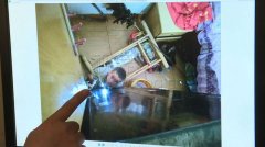 2岁小孩中“机关”被反锁 民警翻窗飞身救人