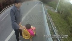 妇女推着婴儿车上高速逆行 执法队员紧急救助