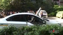 落水管从天而降 砸穿楼下车辆