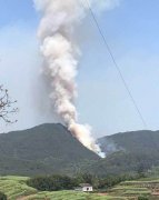 上坟烧纸引发山火  现场浓烟滚滚