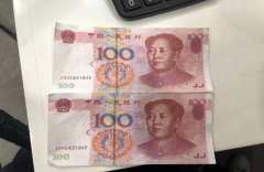 男子在店主面前  “狸猫换太子”使用假钞