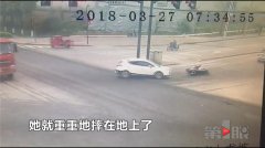 监控全记录：转弯处摩托倒地被后车碾压