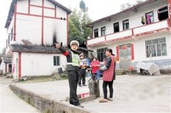 民警高速路上给燃烧车辆灭火 后方一辆车撞来