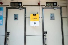 重庆公厕现“取纸神器”