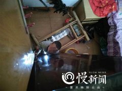 家中门后放木梯 倒下困住两岁娃