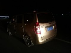 夜间高速开车突然灯熄了 他竟摸黑+借光开了两公里