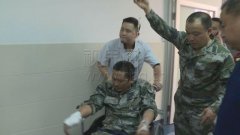 民兵奋勇救山火 手指被灭火弹炸伤不言“悔”