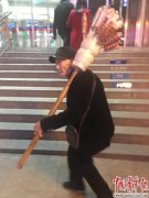 6名老人抱团租15平米房生活  年龄相加近400岁