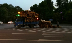 小货车变身“大胃王”   木箱散落路中央