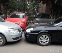 车被擦挂找不到肇事者  车主堵住小区大门