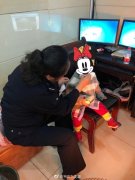 三岁萌娃雨天流浪街头  衣服被打湿