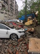 暴雨冲垮路边围墙  车辆被砸