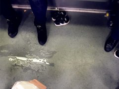 男孩车厢里当众小便  尿液满地流淌
