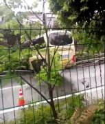 操作错误 大巴车横骑在隔离带上