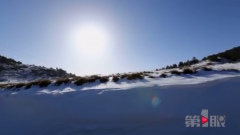 一边暖阳一边冰雪 红池坝春日雪景美如画