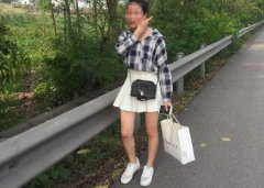 女子校门口搭“顺风车”   高速路上被甩客