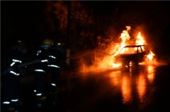 蹊跷！汽车深夜突然冒出冲天火