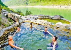 美如油画！嘉陵江边有个野温泉
