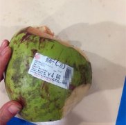 超市买的“鲜椰子”  打开发现一滴椰汁都没有