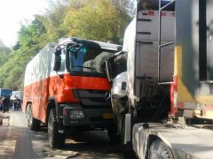 三辆大货车相撞  一辆被撞出护栏翻下坡坎