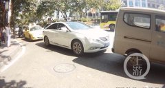 奥迪女司机追尾三车 都是阳光惹的祸？