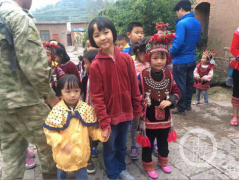 10岁小女孩假期摆地摊挣钱 4年捐助27名贫困儿童