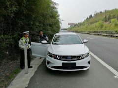 无牌新车偷跑高速  油烧干趴窝被查个正着