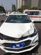 大货车违规强行变道  轿车无辜被撞损失惨重