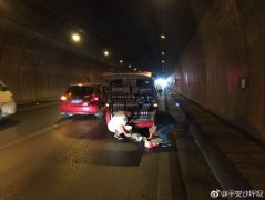 送货途中突遇爆胎  民警积极帮助获赞