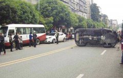 吃感冒药后打瞌睡  女子驾车撞上路边车后侧翻