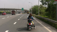 这对妈妈胆真大 电动车载儿子高速逆行