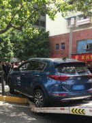 老司机开车刷微信 刹车油门分不清