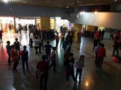 地下通道变“舞厅” 引路人围观