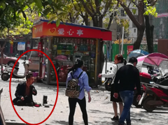 男子跪地乞讨  突然大吼吓坏路人