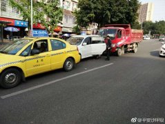 危险！强行变道致三车连环追尾